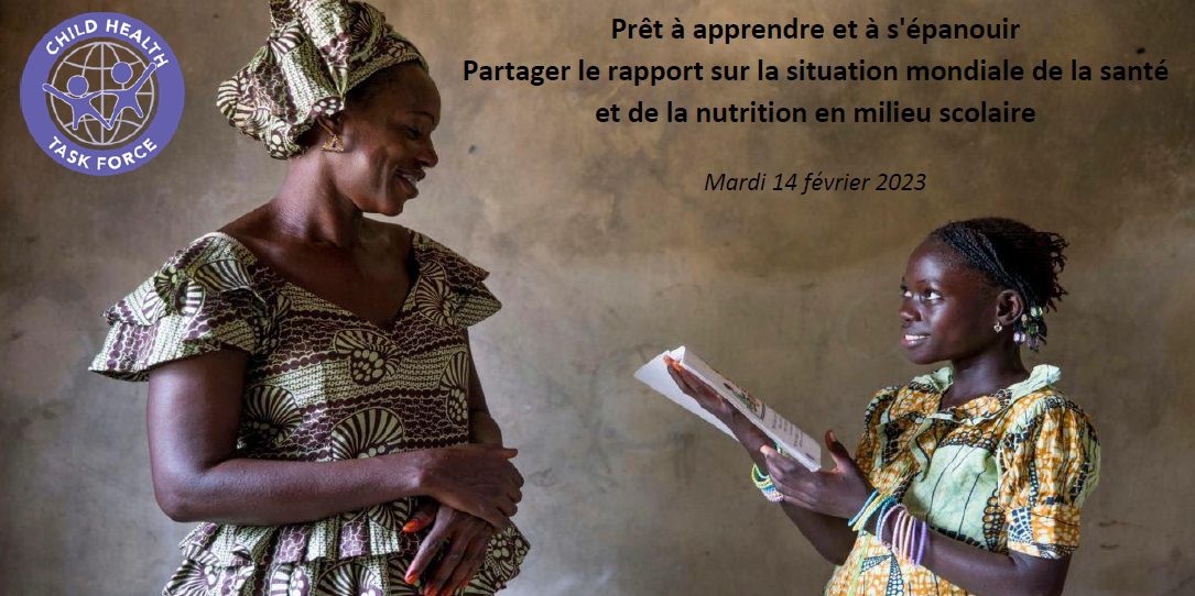 Une mère au Sénégal écoute joyeusement son enfant lire