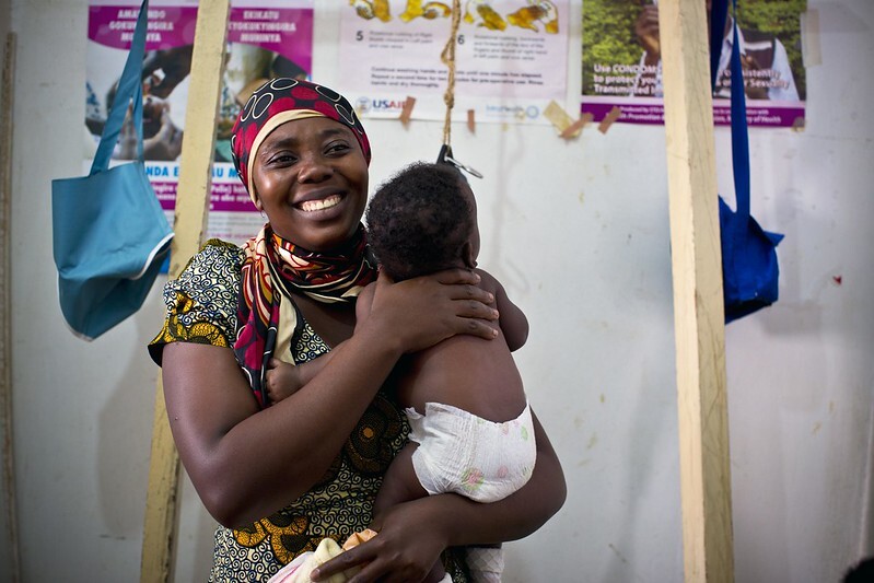 Une femme avec tenant son bebe