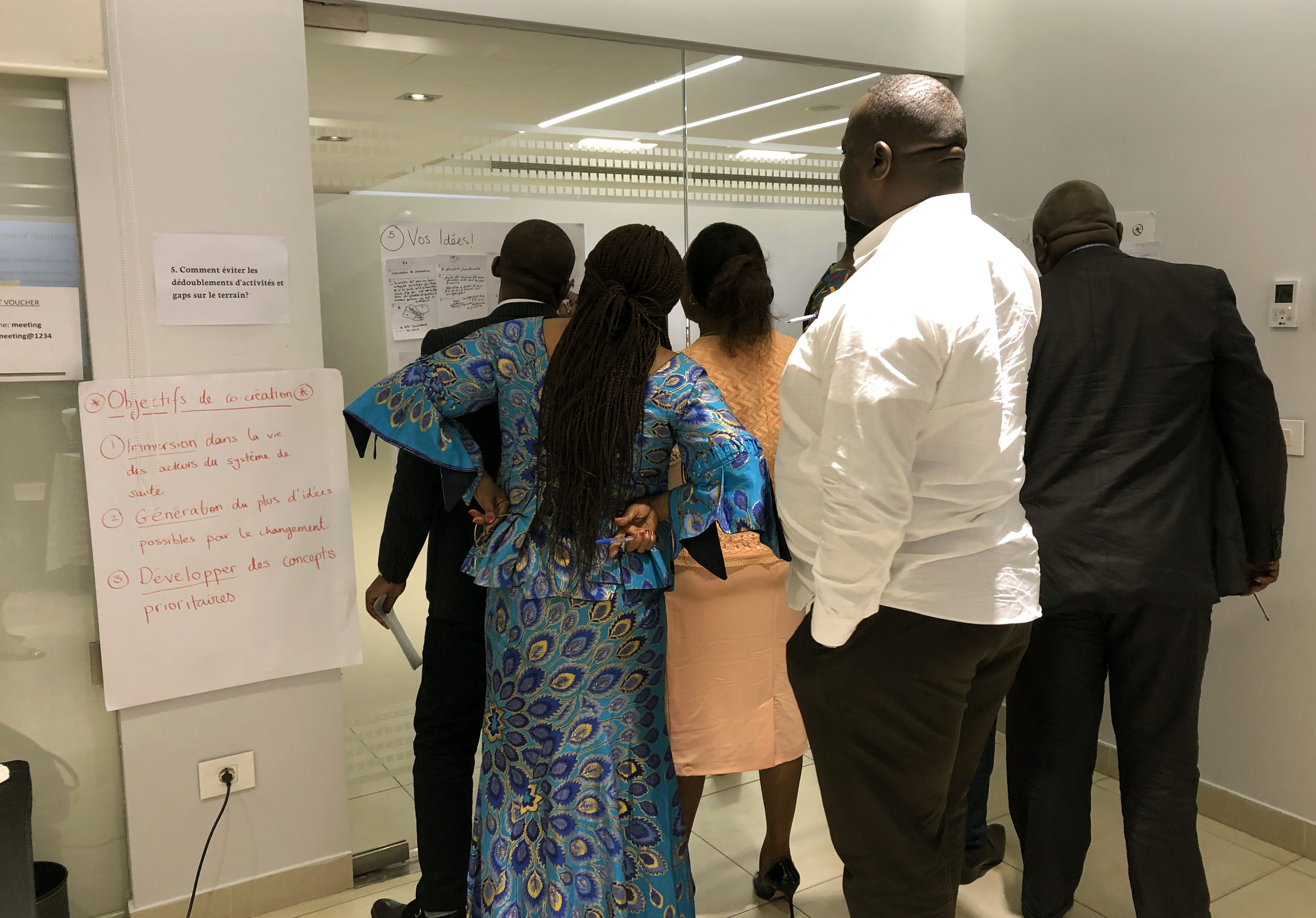 Les participants à l'atelier effectuent des travaux de groupe pendant les activités.