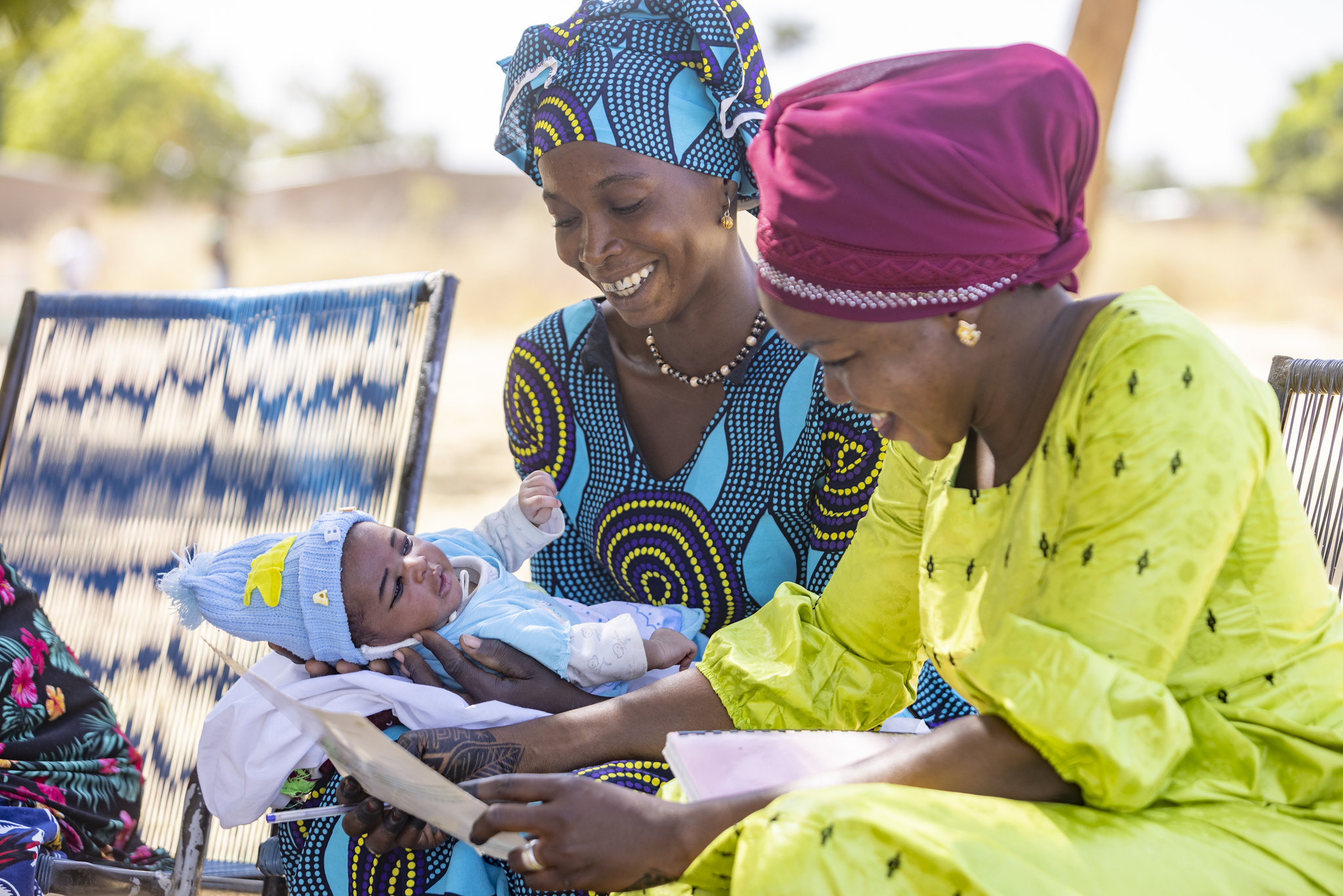 Community Health Worker Founèba Traoré (R) talks to Konimba Bagayoko and her newborn in Wouloufiena Village, Kalaban Coro District, Mali, on 1st December 2022.