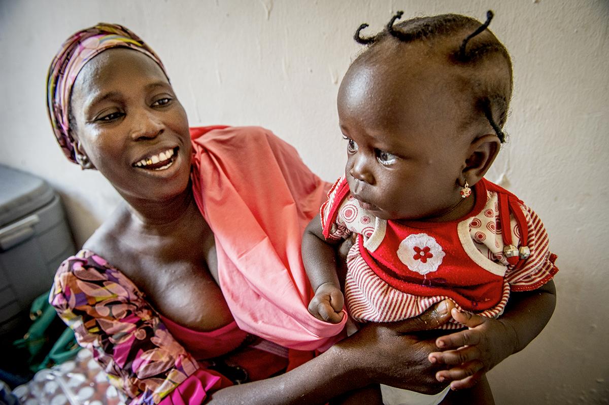 Femme nigériane tenant un bébé