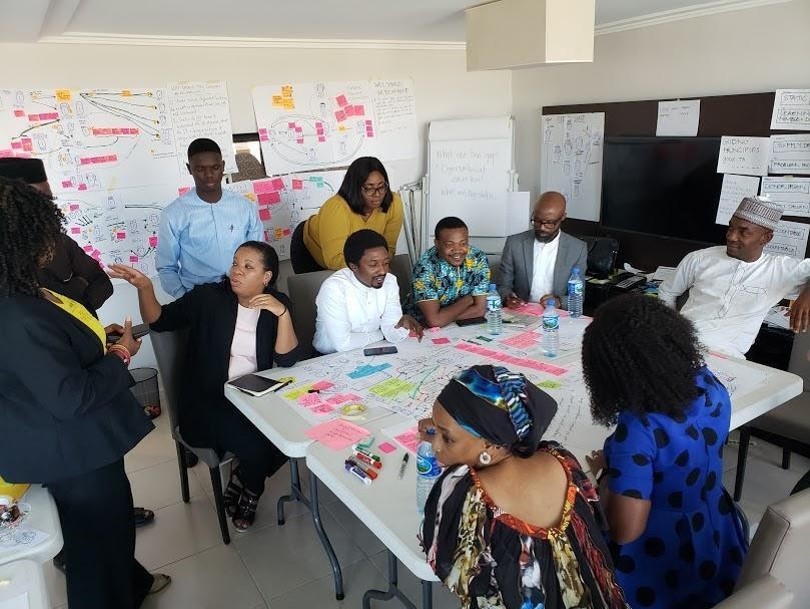 Les participants à l'atelier de co-création discutent.