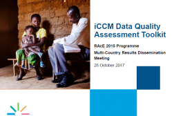Une femme et son enfant assis à côté d'un agent de santé communautaire sur la diapositive de titre de la présentation de la trousse d'outils pour l'évaluation de la qualité des données de l'iCCM.