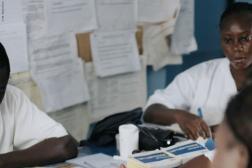 Photo de la page de titre du papier, un agent de santé appliquant une tablette.