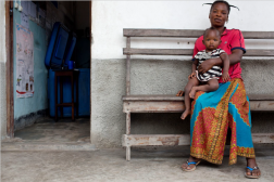 Première page de l'étude de cas de la RDC. Une femme est assise avec son petit enfant.