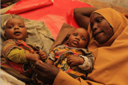 Première page de l'étude de cas du Nigeria. Une femme est est allongée avec ses deux petits enfants.