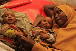 Première page de l'étude de cas du Nigeria. Une femme est allongée avec ses deux petits enfants.