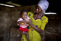 Mère tenant un enfant