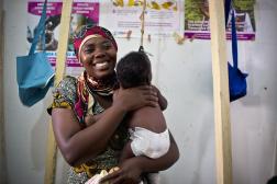 Une femme avec tenant son bébé