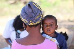 Mère tenant un enfant