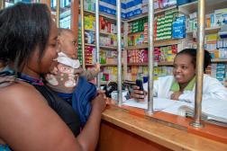 femme et enfant au comptoir d'une pharmacie