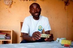 Homme souriant avec un paquet de médicaments